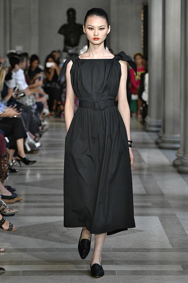 Todo al negro en vestidos como este aompañados de cómodas babuchas