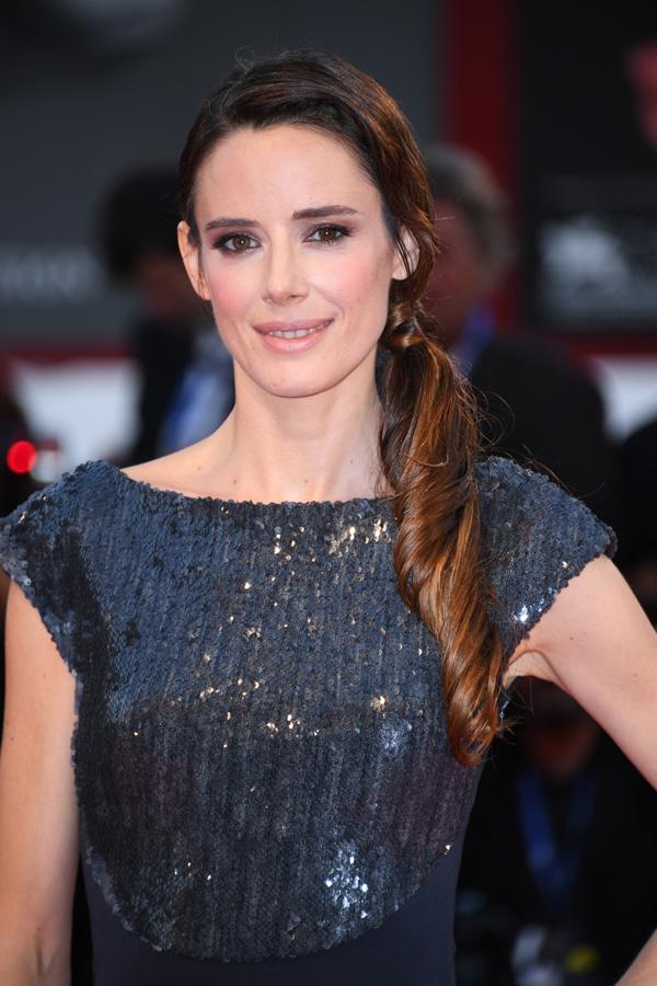 La coleta es también un peinado de boda, pero no hablamos de la tradicional cola de caballo, hay que buscar nuevas versiones como la que ha llevado Pilar López de Ayala en el Festival de Venecia. Una coleta lateral baja envuelta y en tirabuzón. Un peinado que te puedes hacer tú misma.