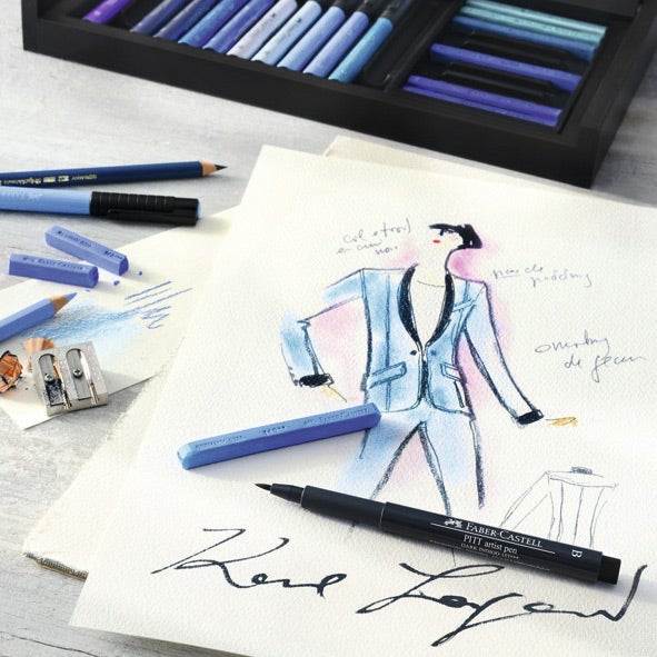 Los lápices son esenciales para Karl Lagerfeld y para cualquier diseñador (a pesar de los ordenadores). Así que el creador alemán ha ideado toda una colección de colores y distintos útiles de dibujo para la firma Faber-Castell. La Karlbox es de edición limitada (solo hay 2.500 unidades) y se vende en tiendas de la marca y grandes almacenes. (Rotuladores de Lagerfeld para Faber-Castell)