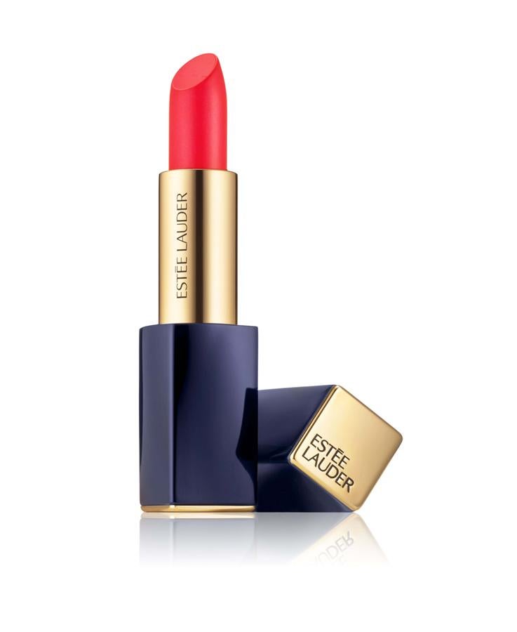 Pure Color Envy Hi-Lustre Sculpting esculpe, hidrata, ilumina y define los labios. Contiene una mezcla de difusores ópticos para amplificar los labios, haciéndolos más voluminosos, saturados de color y luminosos. 12 tonos. (32€)