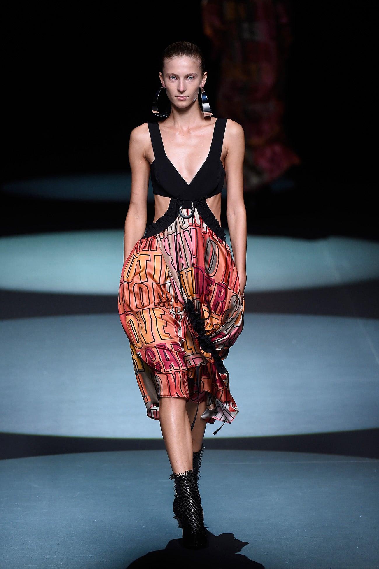 El diseñador ha planteado una serie de prendas que toman inspiraciones del arte, de la fotografía, del 'street style' más irreverente...