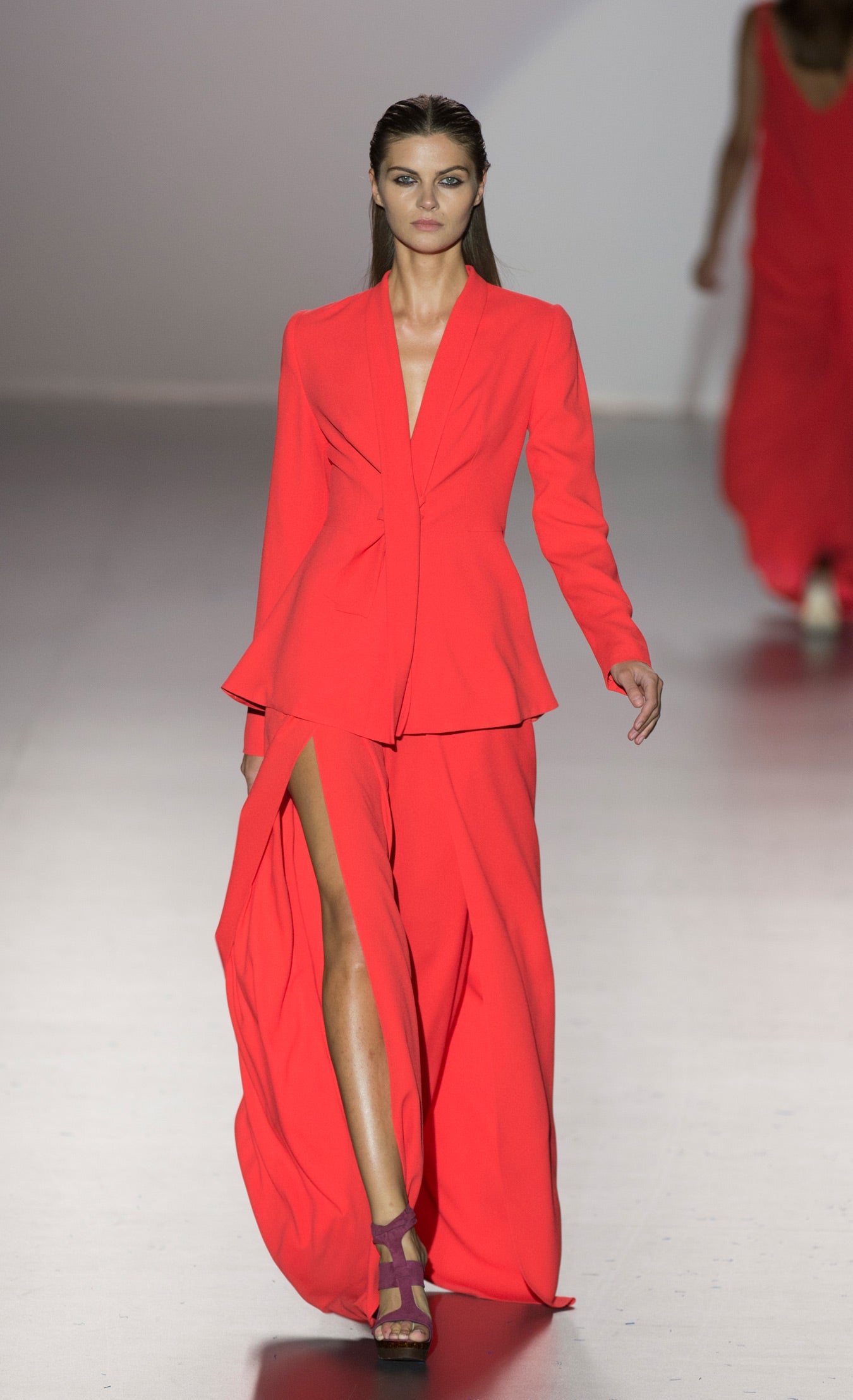 Conjunto sensual compuesto por blazer y falta larga del mismo color.