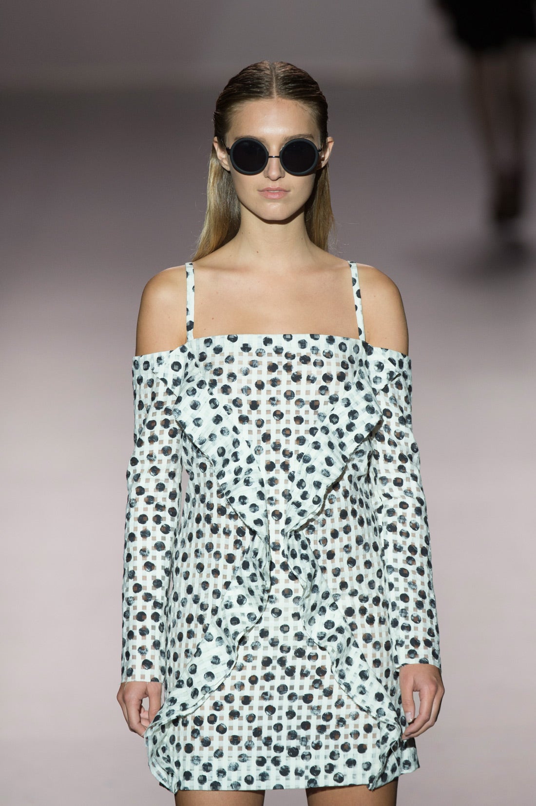 Vestido de mangas largas y tirantes con volante decorativos.