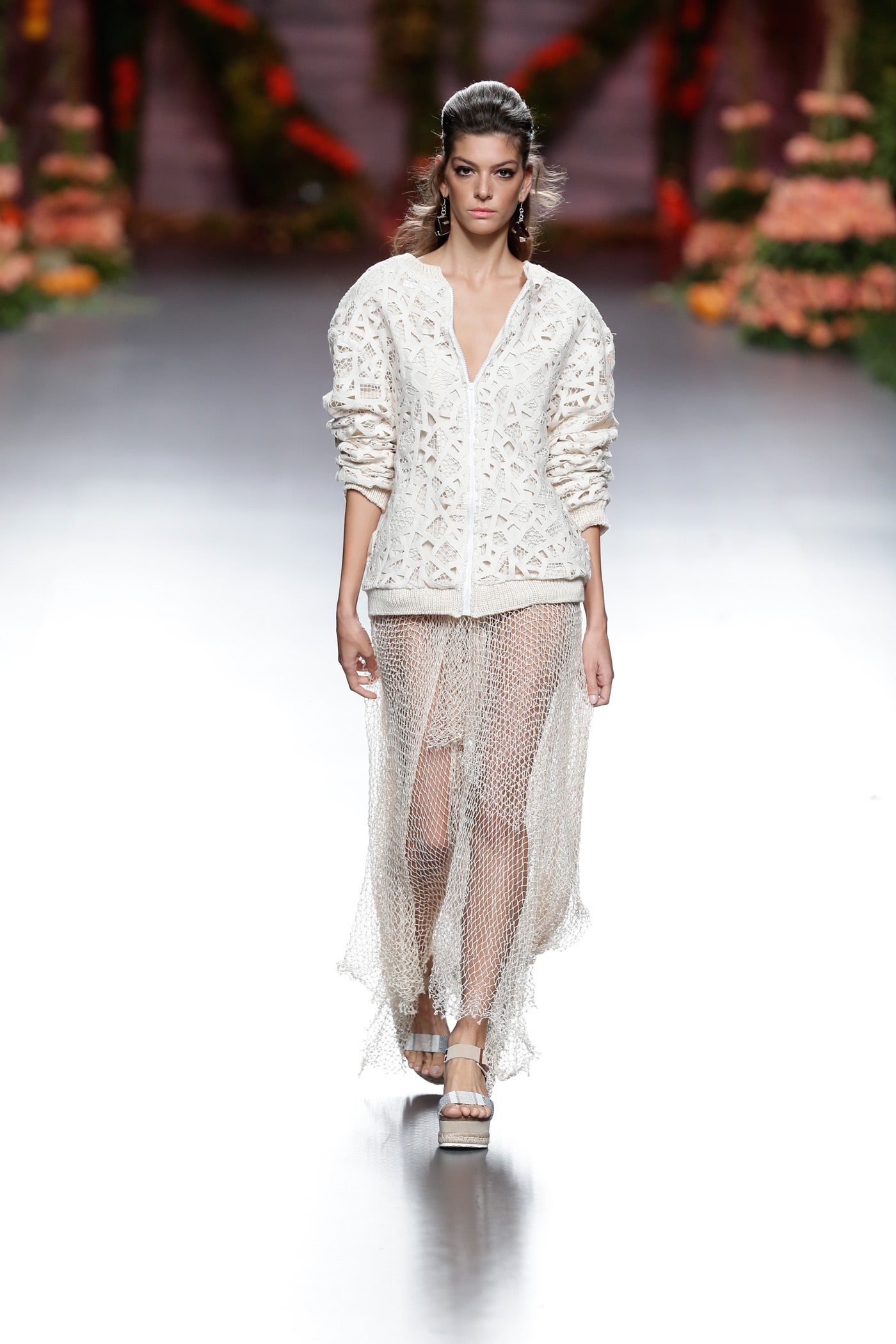 Transparencias y chaquetas de punto fueron un 'must' en la colección.