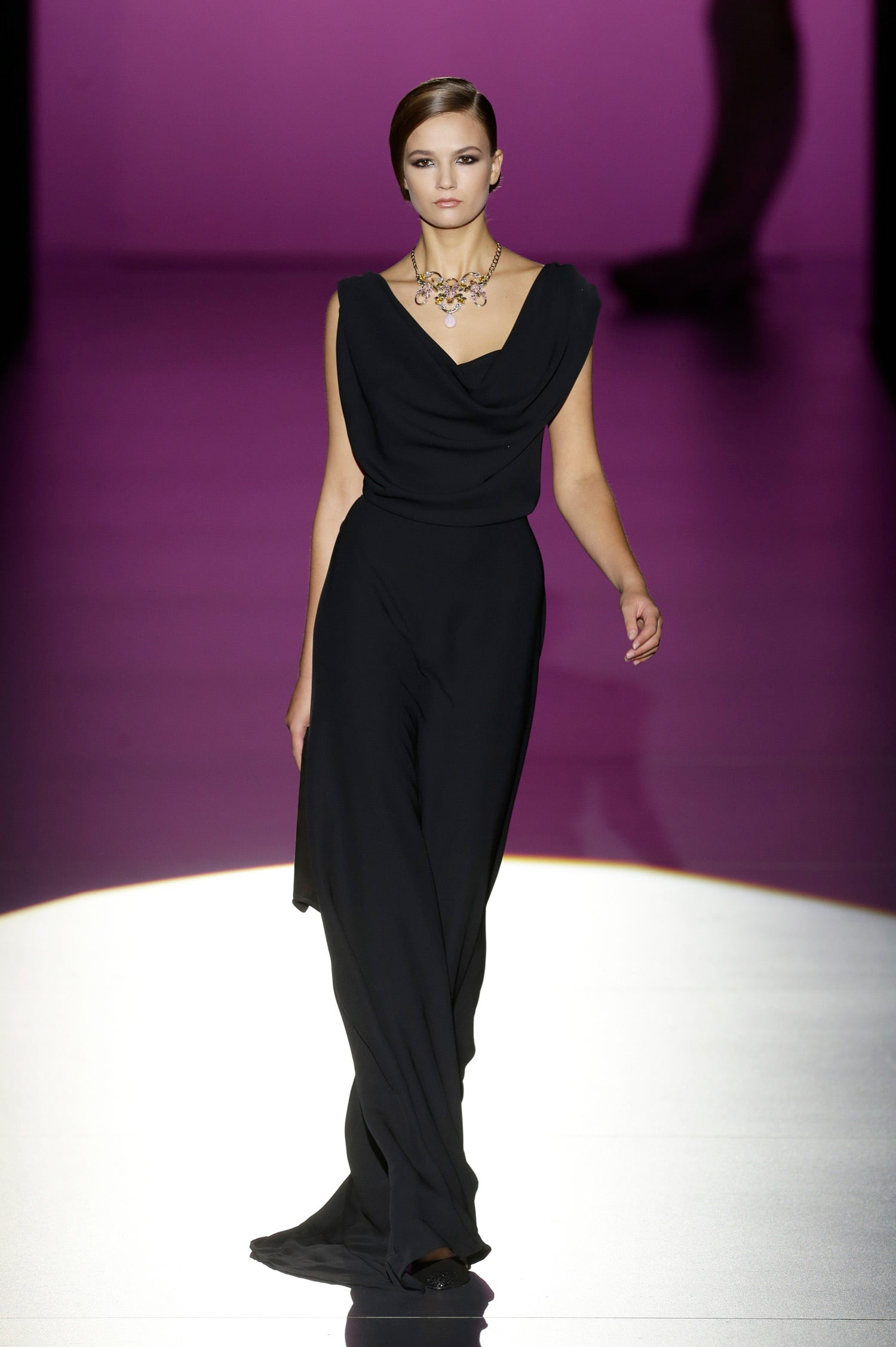 Vestido tubo largo negro ajustado en la cadera.