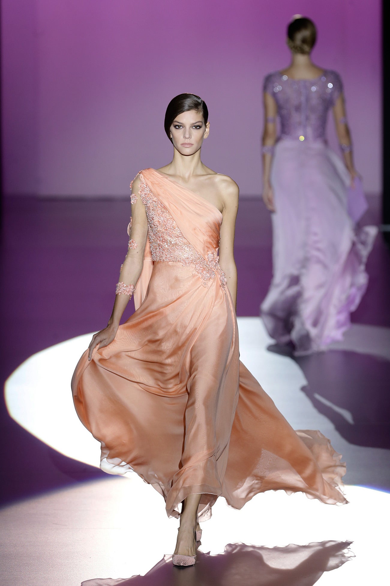 la paleta de color tiene nombre y apellidos: Turquesa Formentera, Salmón Fumé, Nude, Champagne, Gris Taupe, Orquídea, Rojo Lipstick...