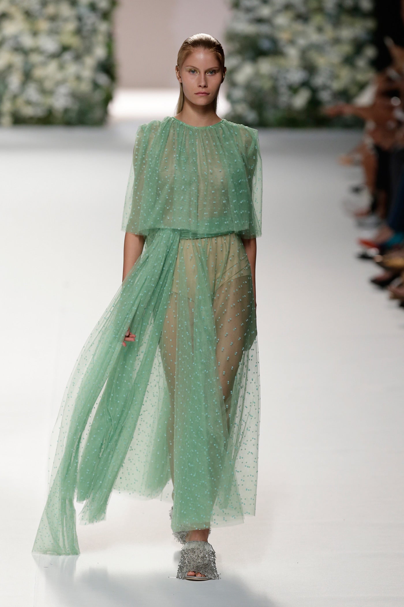 Vestido en color verde pastel con calzado en plateado.