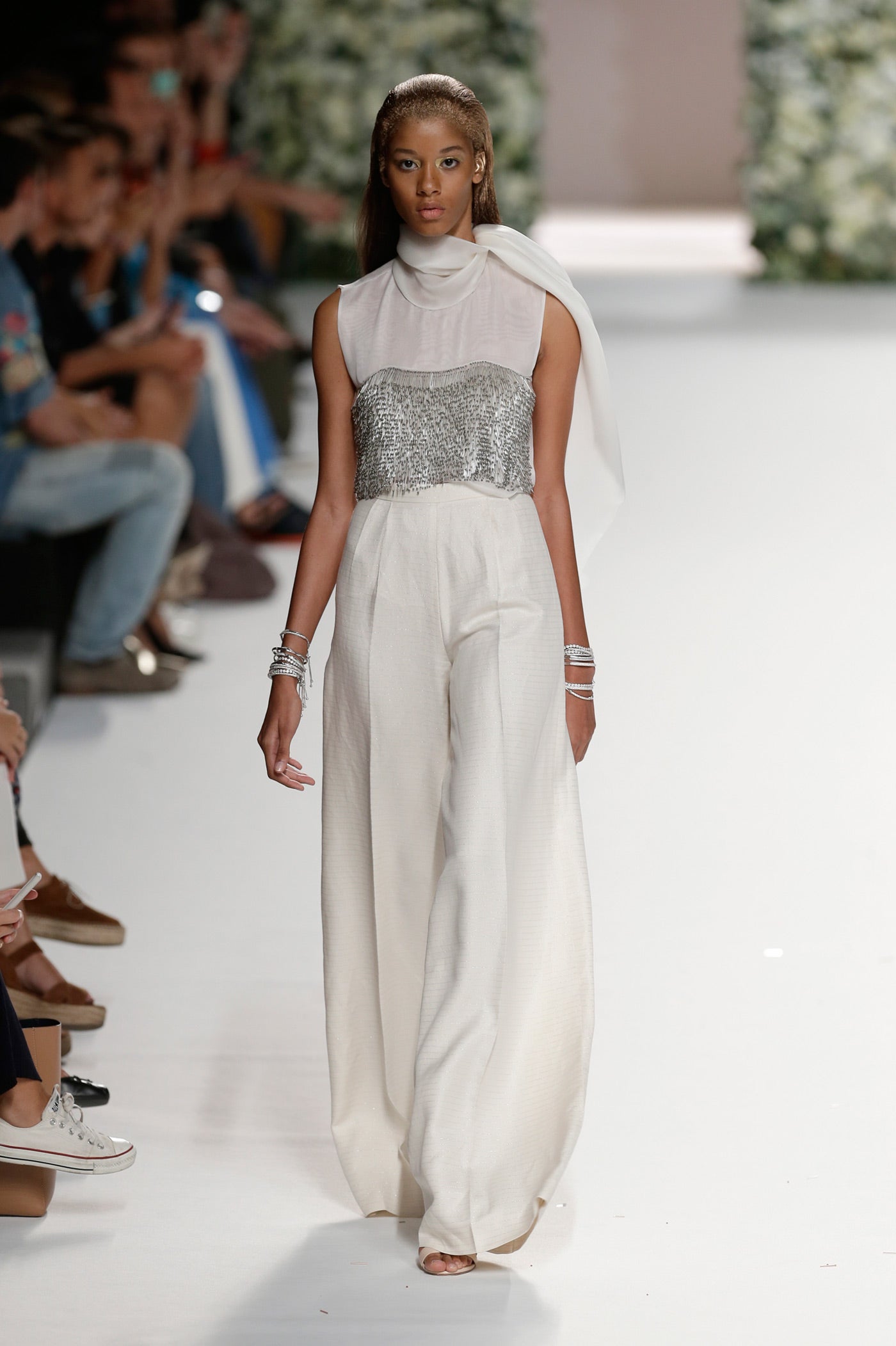 Vestido blanco con cuerpo en plateado.