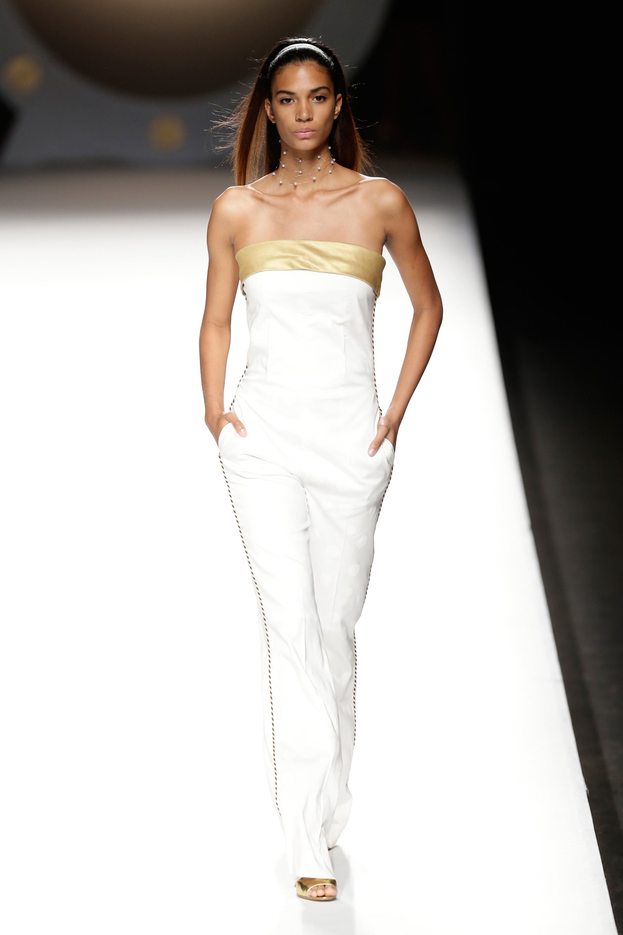 Oro y blanco, los coloes del desfile de Ion Fiz.