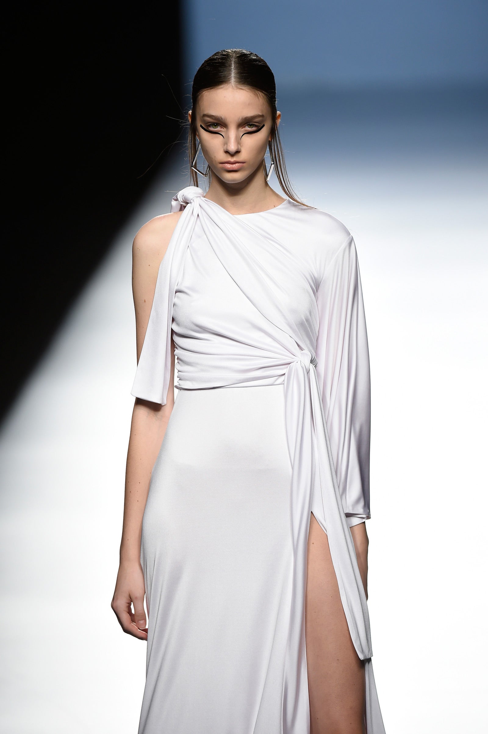 Un vestido sencillo en color blanco con aberturas.