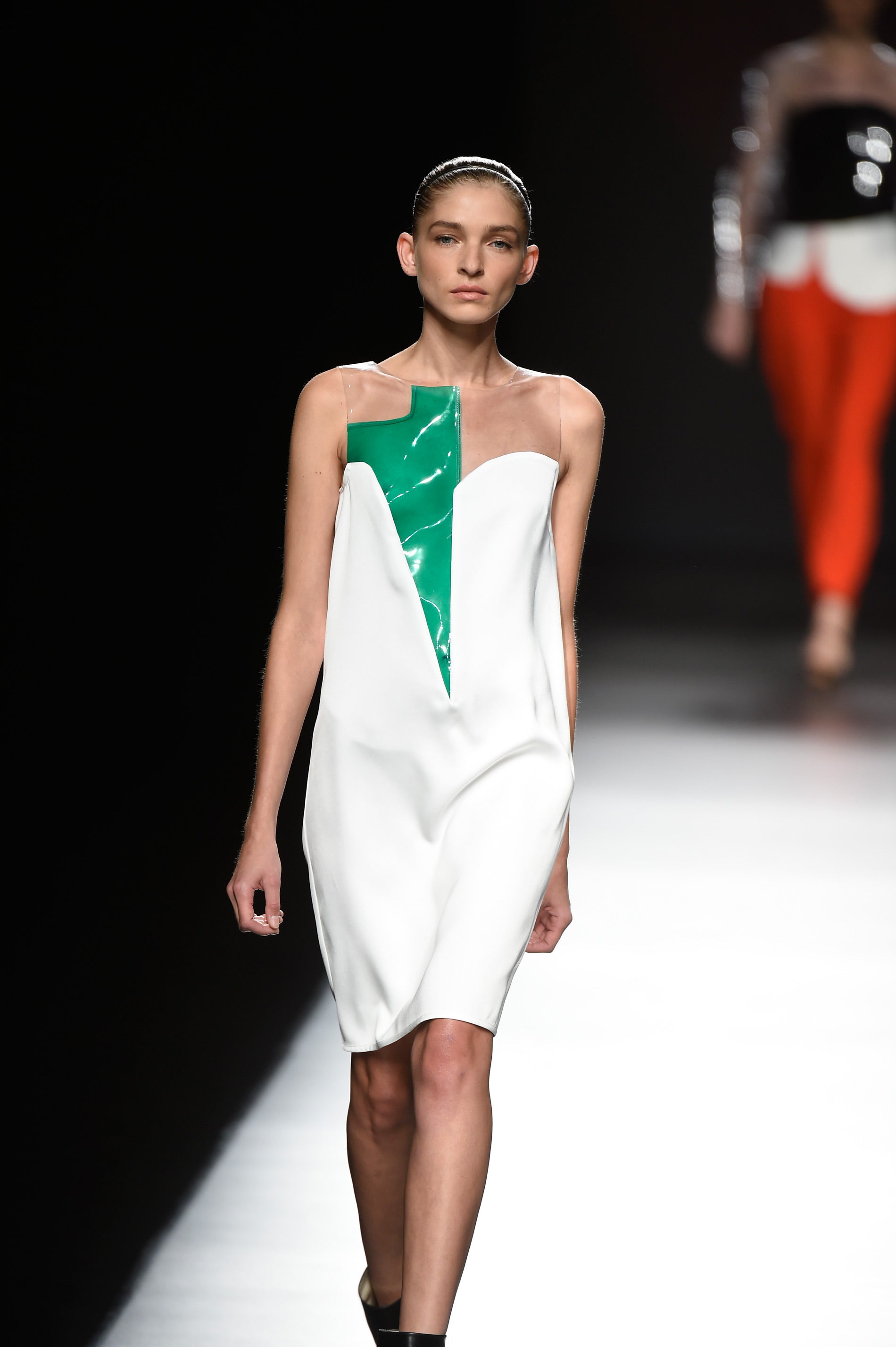 Con su paleta base intacta, con el blanco y el negro como protagonistas, pero también con intensas pinceladas de verdes, amarillos o naranjas.