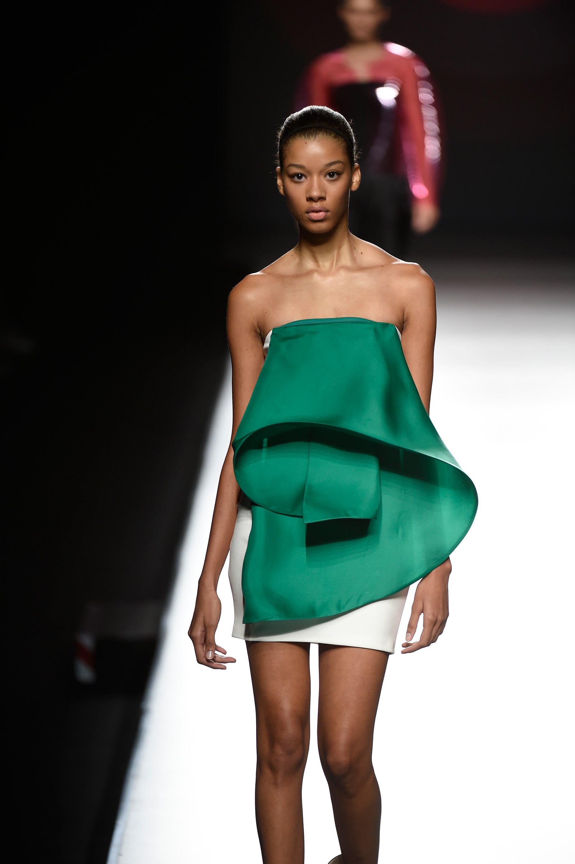 Los volúmenes se han vuelto a adueñar de la pasarela en un desfile corto pero intenso.