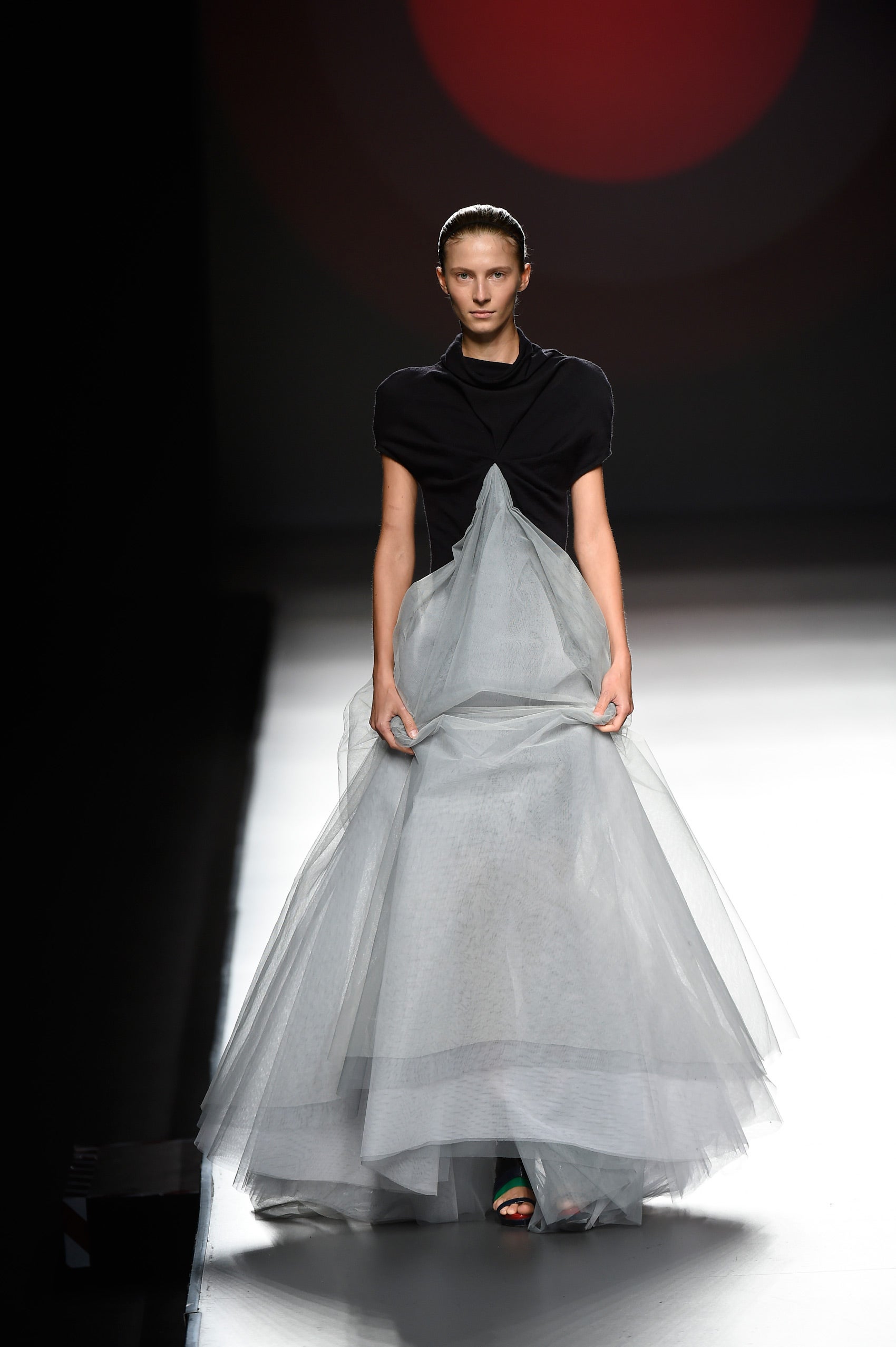 Un vestido largo con capas de tul en color gris.