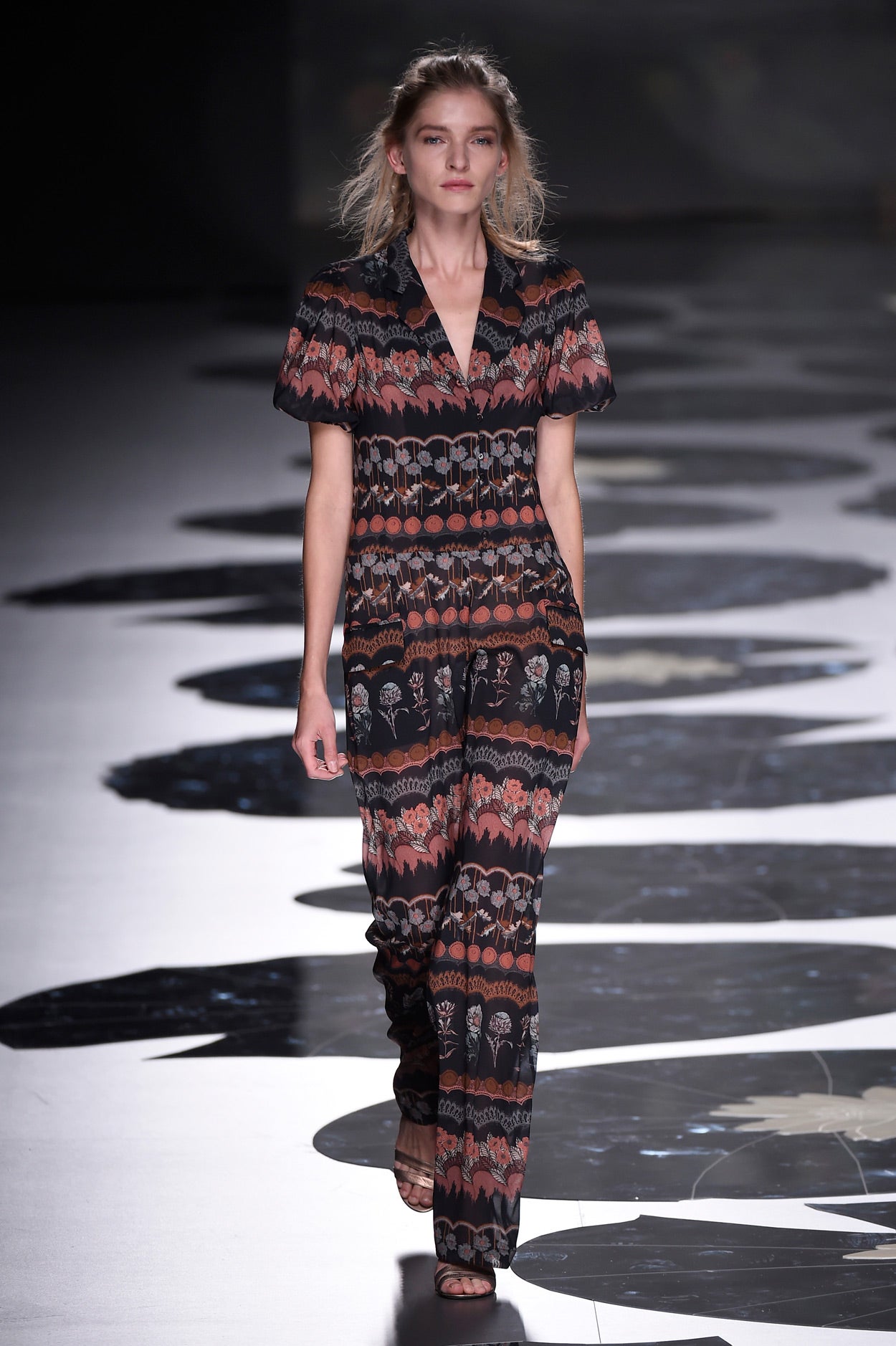 Los vestidos lucía telas con estampados de estanques nocturnos con ninfas, libélulas y, sobre todo, muchas flores, que han decorado vestidos cortados al bies, 'slip dresses'...