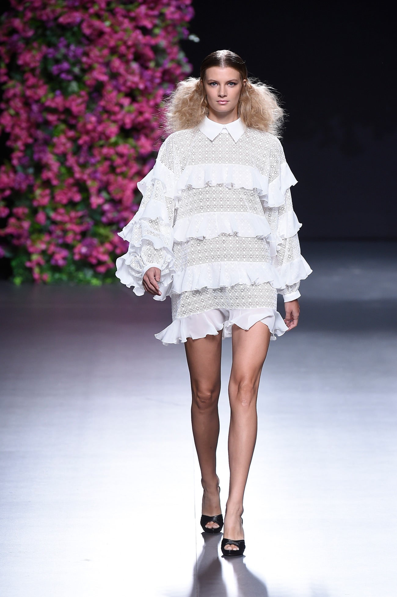 Vestidos con volantes, siempre sus volantes, a modo de pétalos, llenos de arte, hiperfemeninos.