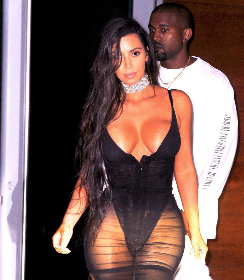 Otro nuevo ejemplo de que Kim Kardashian es una adicta a los 'bodys'. Aquí la vemos en una salida reciente junto a su marido, Kanye West, con un 'body' negro mínimo.