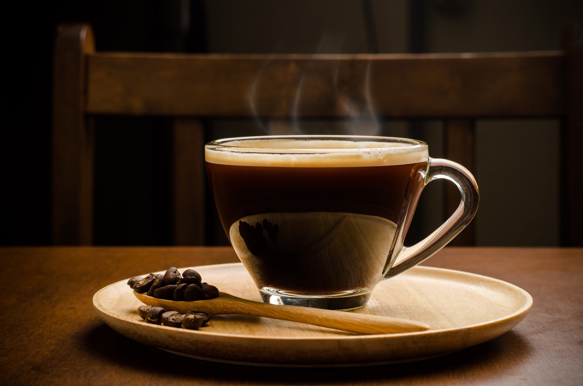 Si no quieres correr riesgos, ten en mente esta cifra la próxima vez que te sirvas una taza de té o cuando te hagas tu café matutino porque esa es la temperatura máxima a la que deberíamos tomar bebidas calientes. Así lo recomienda la Agencia Internacional para la Investigación del Cáncer (IARC, por sus siglas en inglés), que ha revisado miles de estudios y ha concluido que ingerir bebidas como el mate o el té con una temperatura superior a esa aumenta el riesgo de padecer cáncer de esófago.