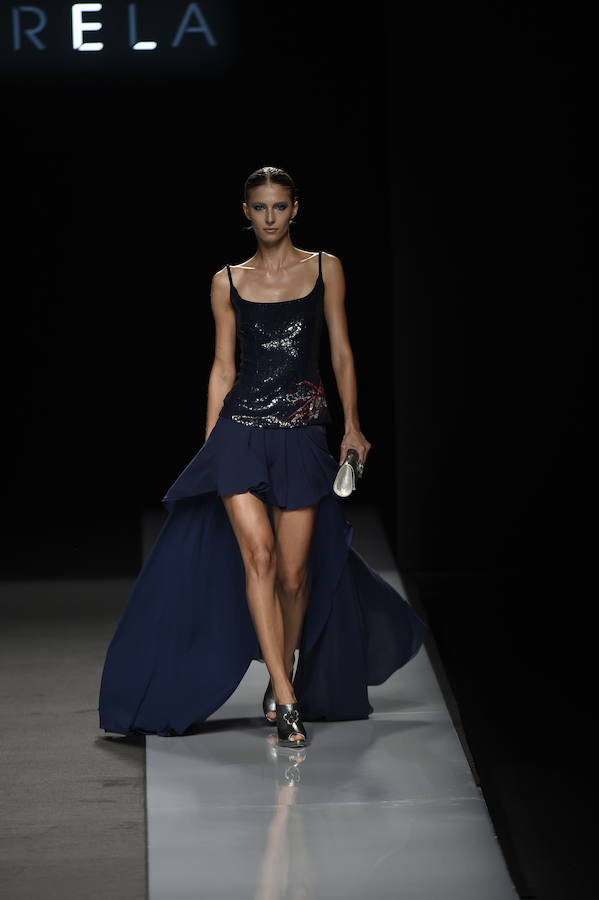 Uno de los diseños de fiesta que ha subido a la pasarela es este vestido de corte 'tail hem'