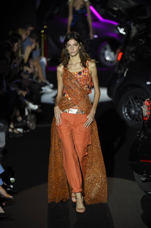 En color naranja este look compuesto por vestido y pantalón cargo de la firma