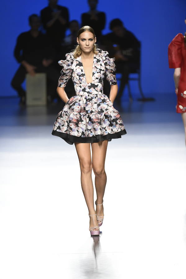 Otra de las propuestas para la primavera que viene es este vestido escotado con estampado floral