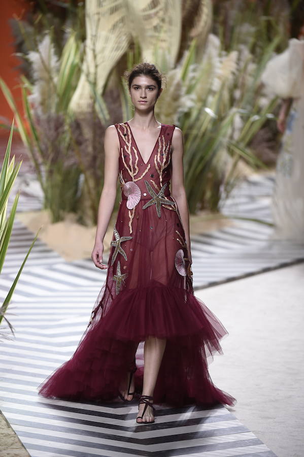 Con detalles bordados sobre el tul, uno de los vestidos de Jorge Vázquez