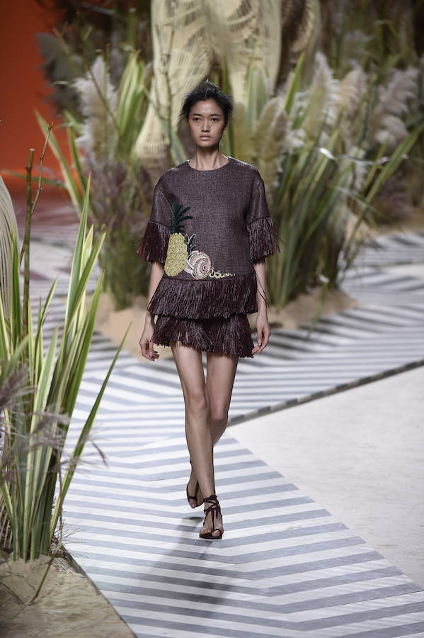 Los flecos hacen su aparición sobre la pasarela en piezas como esta