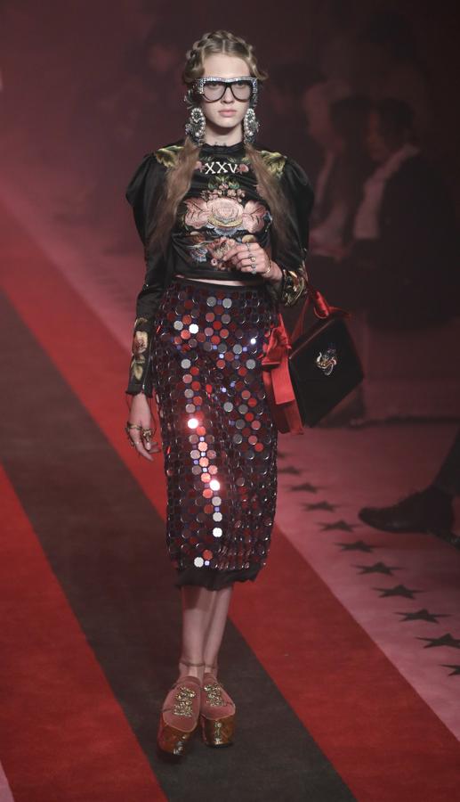 Plataformas, falda de tubo con espejos y top de terciopelo, otro de los looks de Gucci