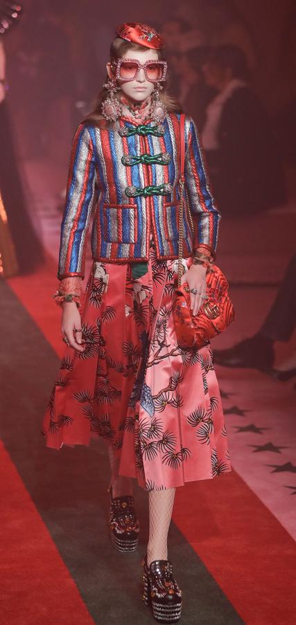 Falda plisada y chaqueta acolchada de la firma italiana