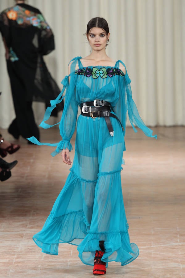 Otro de los vestidos que encontramos en el desfile es este en tono azul turquesa