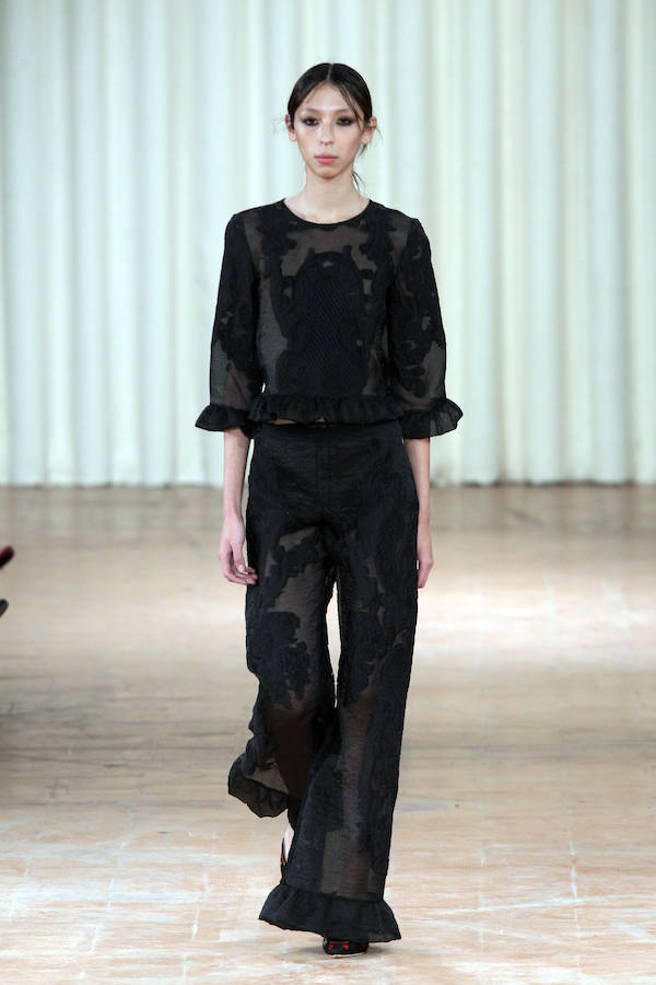 Con volantes en el top y el pantalón, conjunto de Alberta Ferretti para las noches de verano del año que viene