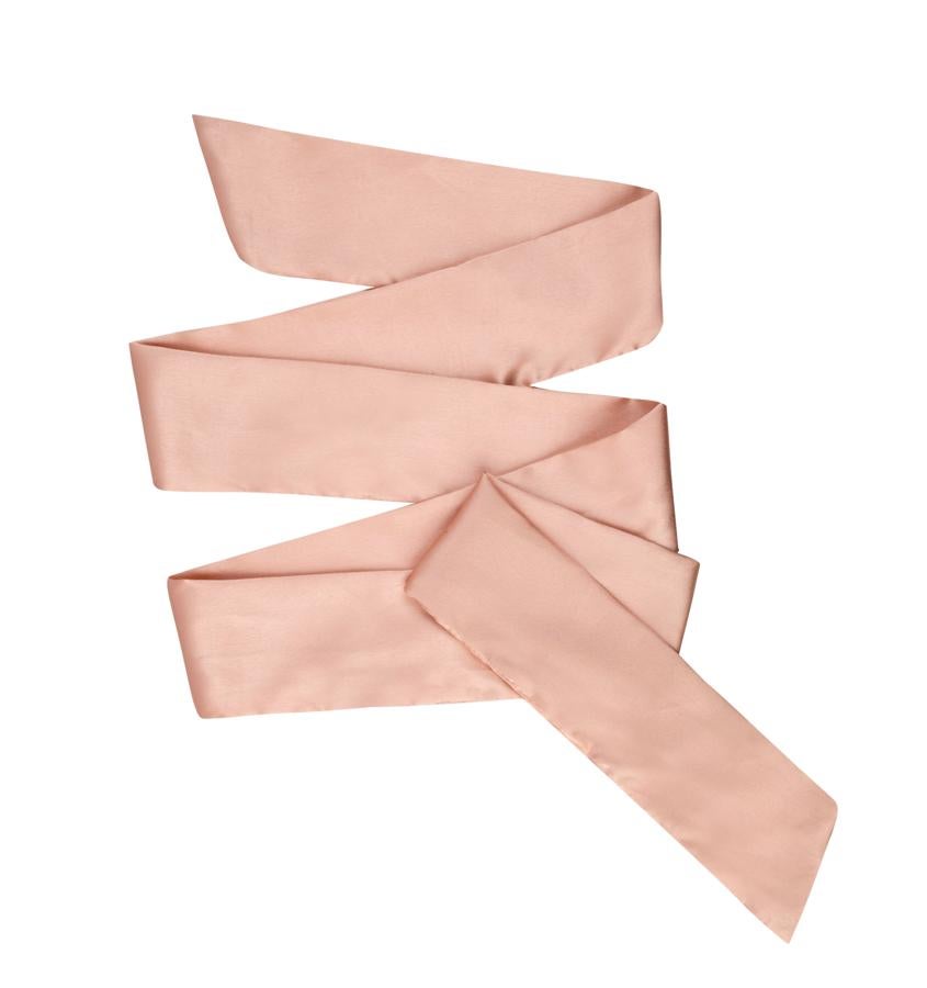 En satén, cinturón a modo de tiras que encontrarás en Bershka (CPV)