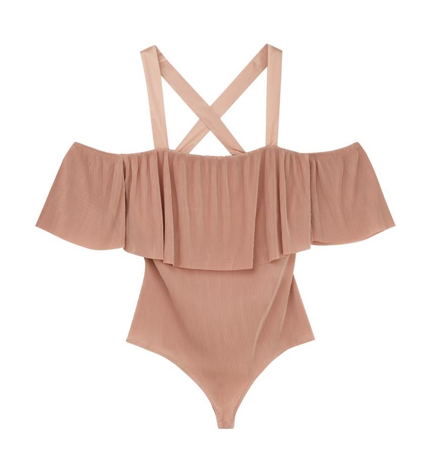 En color maquillaje y con escote bardot, uno de los bodies de la colección otoño-invierno de Bershka (CPV)