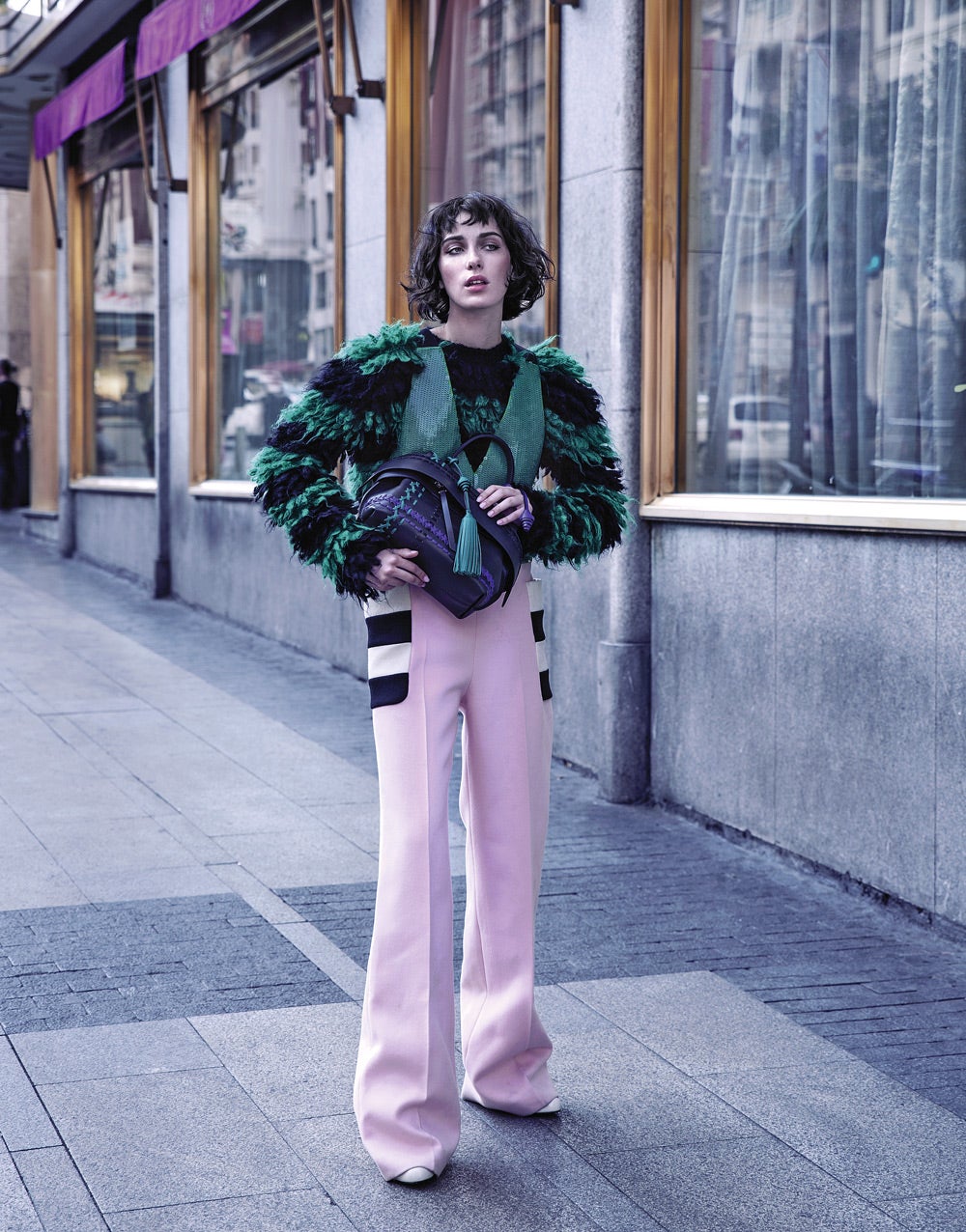 Mono, jersey y botines de Max Mara. El bolso es un diseño de Tods. Estilismo: Verónica Suárez. Maquillaje y peluquería: Miguel Ángel Álvarez para Max Factor y Sebastian pelo. Asistente de fotografía: Luis Spinola. Asistente de estilismo: Jorge Gilarranz.