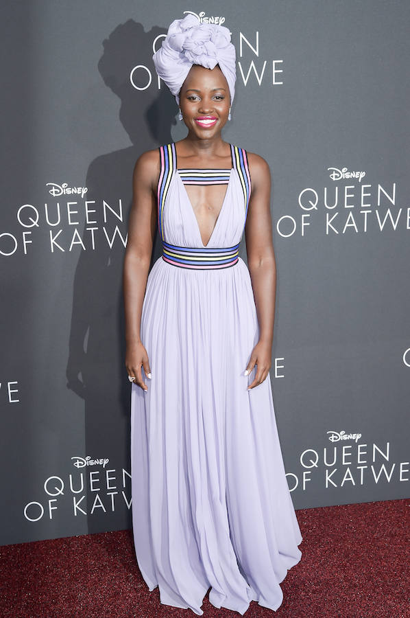 Una espectacular Lupita Nyongo sorprendía con un exótico look de Elie Saab a su llegada a la premiére