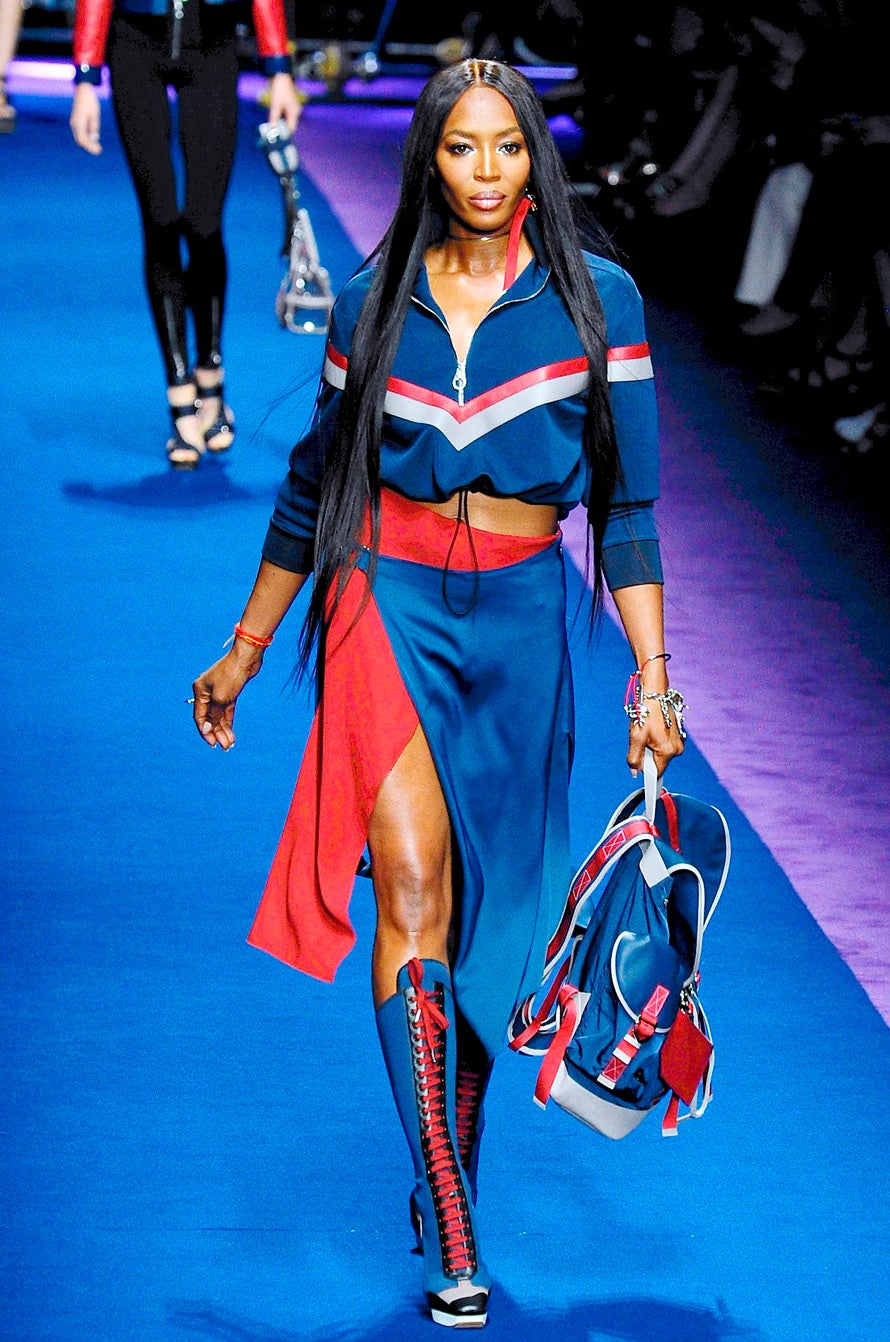 Naomi Campbell deslumbró en el desfile de Versace en Milán junto a grandes fichajes.
