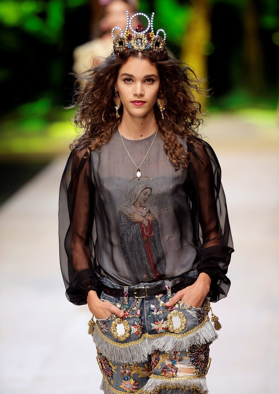 Los detalles religiosos se dejaron ver en algunos de sus looks.