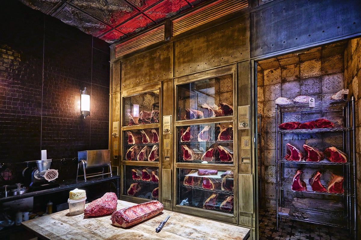 Se llevan las maduraciones extremas que llevan el sabor a notas increíbles. En CárniCO, en Madrid, puedes comprar una pieza y ellos te la mantienen en su cámara para que vayas usando lo que quieras consumir. Entre los restaurantes, sigue la pista de Ca Joan (en Altea y Madrid), El Capricho (León), La Castillería (Cádiz) y El Torreón (Valladolid).