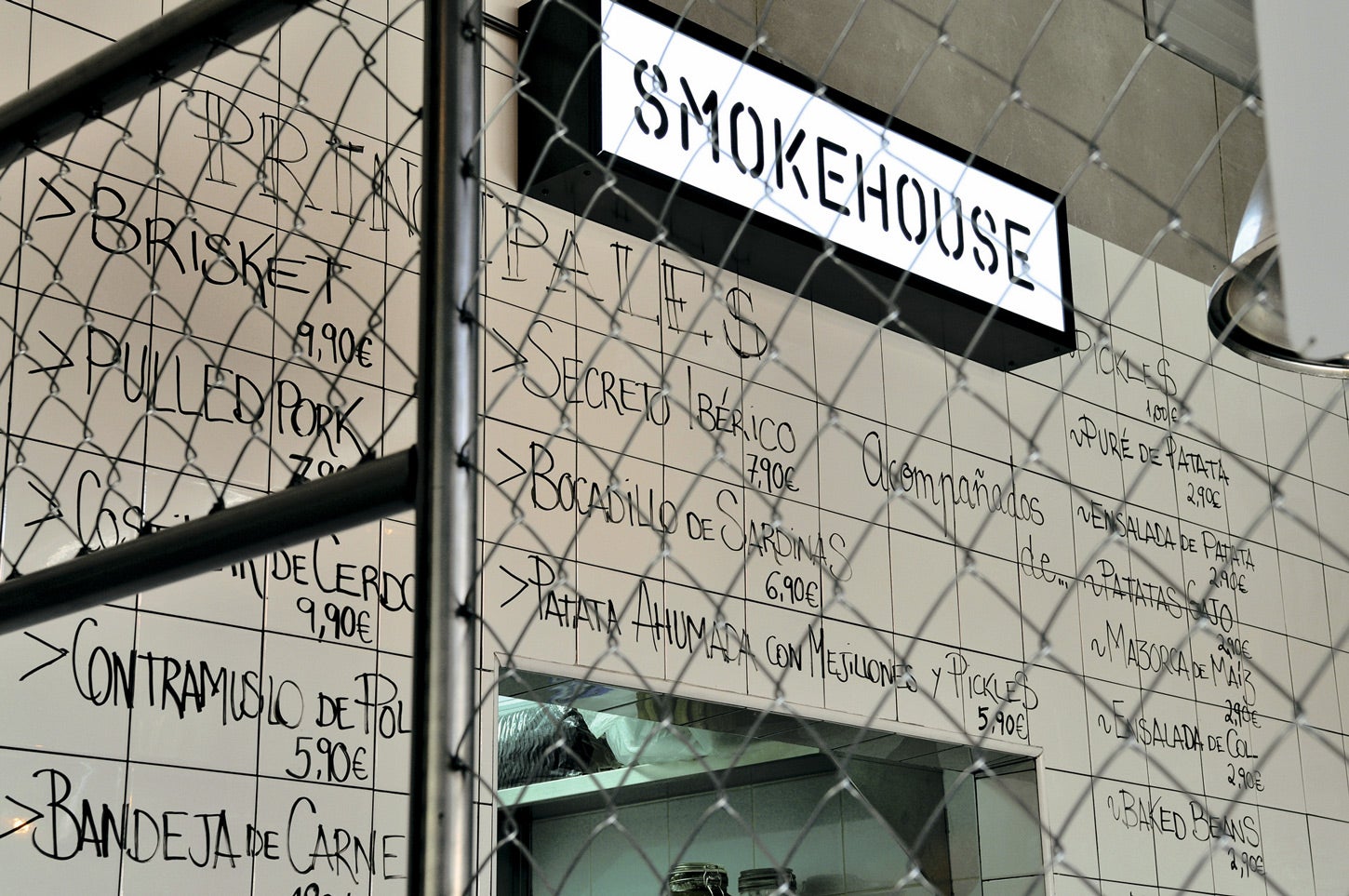 En esta ocasión es literal. Tras el éxito en Madrid de Muta Smoking Club, de Javier Bonet, llegan a la capital espacios como Jimbo Smokehouse, donde el brisket (falda de ternera), el pollo y hasta la tortilla de patata... saben a humo. En Barcelona, los chicos de Rooftop Smokehouse también siguen esta línea en su Pastrami Bar.