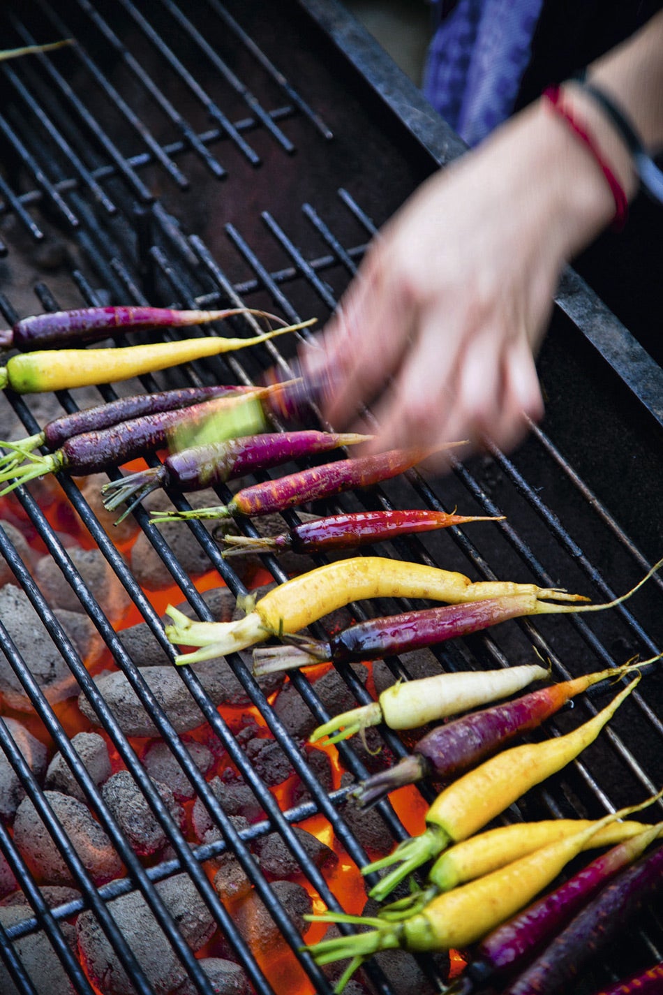 El éxito de las brasas de Etxebarri (Bizkaia), el décimo mejor restaurante del mundo según la lista Worlds 50 Best, y de Elkano (Gipuzkoa), ha calado en propuestas de tendencia como Amazónico, el restaurante de la temporada en Madrid. ¿Lo próximo? Otra oda al fuego de la mano de Roberto Ruiz (Punto MX), que tiene previsto abrir proximamente en la capital.