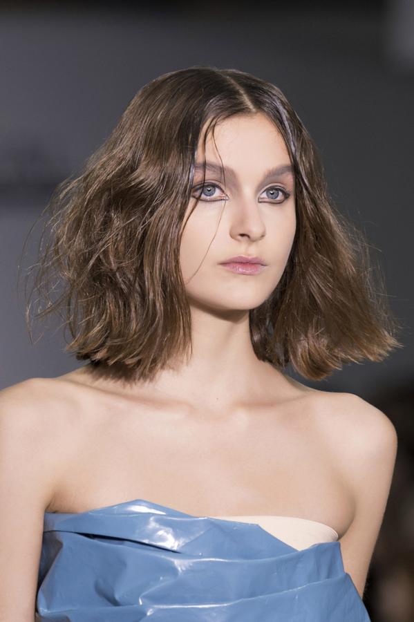 El eyeliner toma una y mil formas para seguir siempre vigente. Arriba y abajo traza el dibujo que enmarca la mirada.