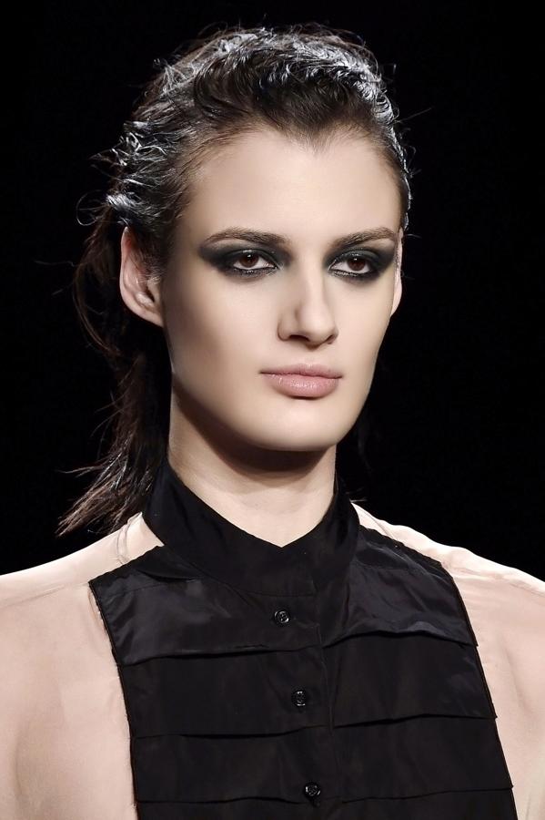 Un smokey intenso y degradado para dejar unos ojos rockeros, una clara tendencia de temporada.