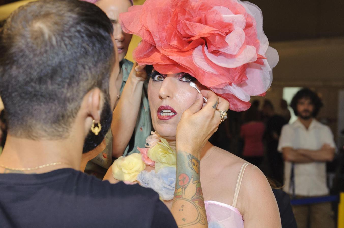 Así retocaba el maquillador a Rossy de Palma pocos minutos antes de subirse a la pasarela madrileña.