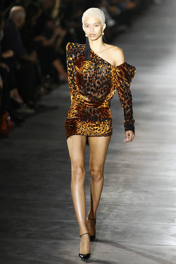 El animal print también hizo su aparición en el desfile de la firma en París
