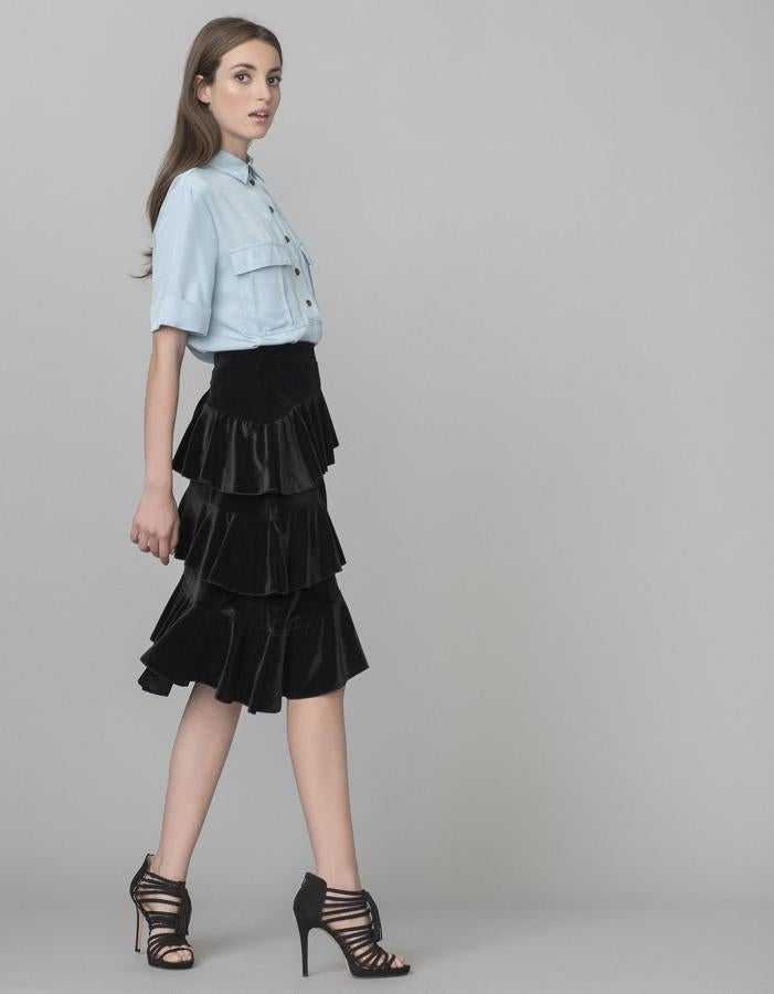 De volantes en color negro, esta falda de terciopelo perteneciente a la colección de Blanco está disponible en rebajas (Precio: 9.99 euros)