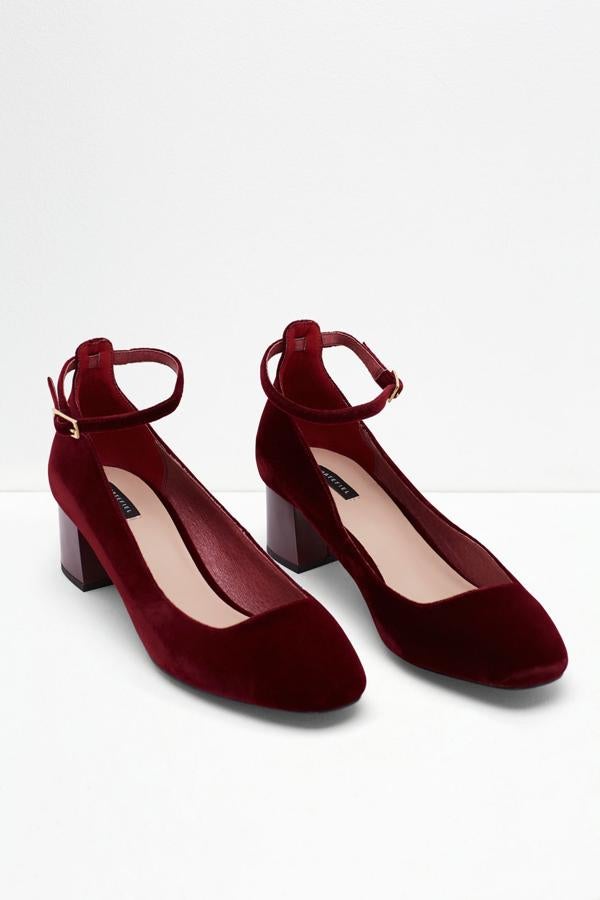 Bailarinas de pulsera realizadas en terciopelo de color granate con un pequeño tacón ancho que encontrarás en Cortefiel (Precio: 69.99 euros)