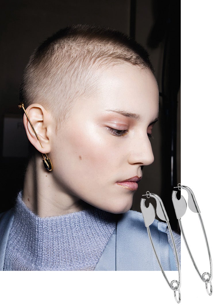 Para amantes de la estética punk depurada, firmas como Balenciaga o Vionnet proponen estos pendientes nada discretos.