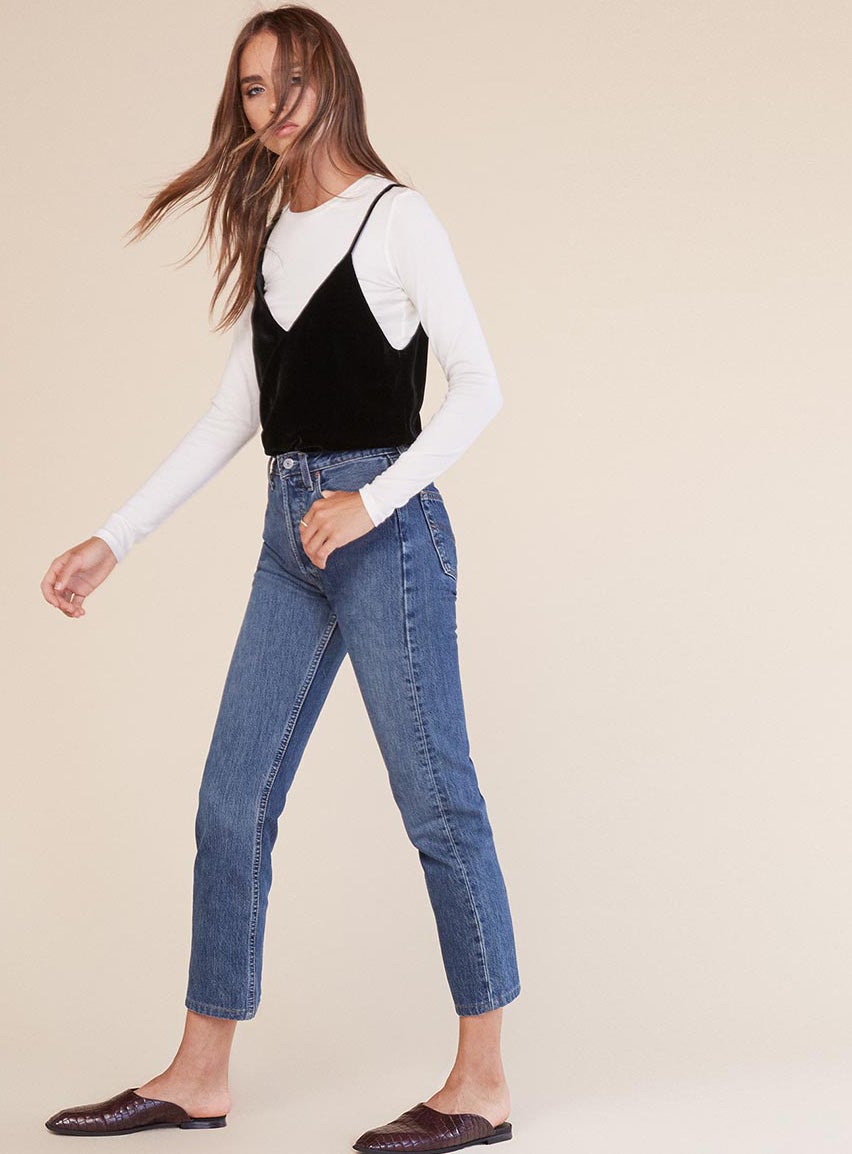 Reformation tiene en su web este top de terciopelo en color negro que puedes llevar solo o sobre una camiseta básica (Precio: 128 dólares)