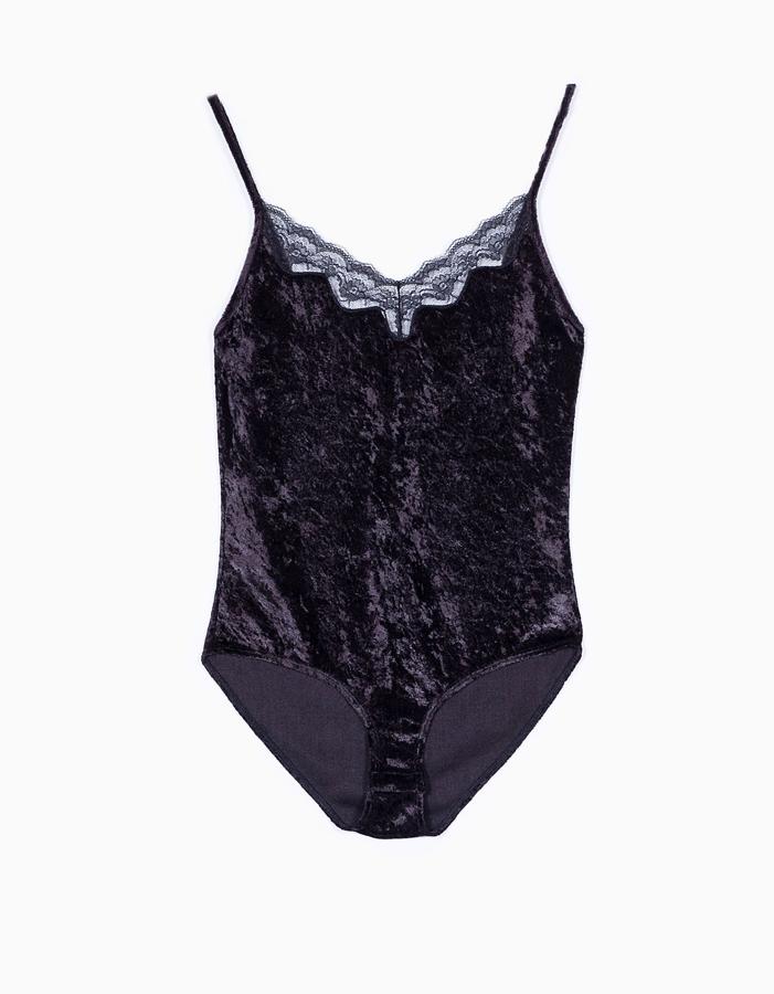 Con detalles de encaje, este body azul también está realizado en terciopelo (Precio: 15.99 euros)
