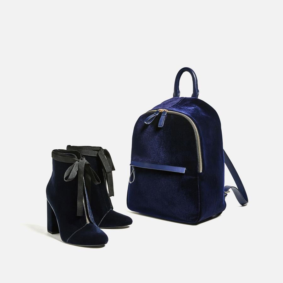 Zara dispone de una amplia colección de prendas y complementos realizados en terciopelo, como esta mochila y botines en color azul (CPV)