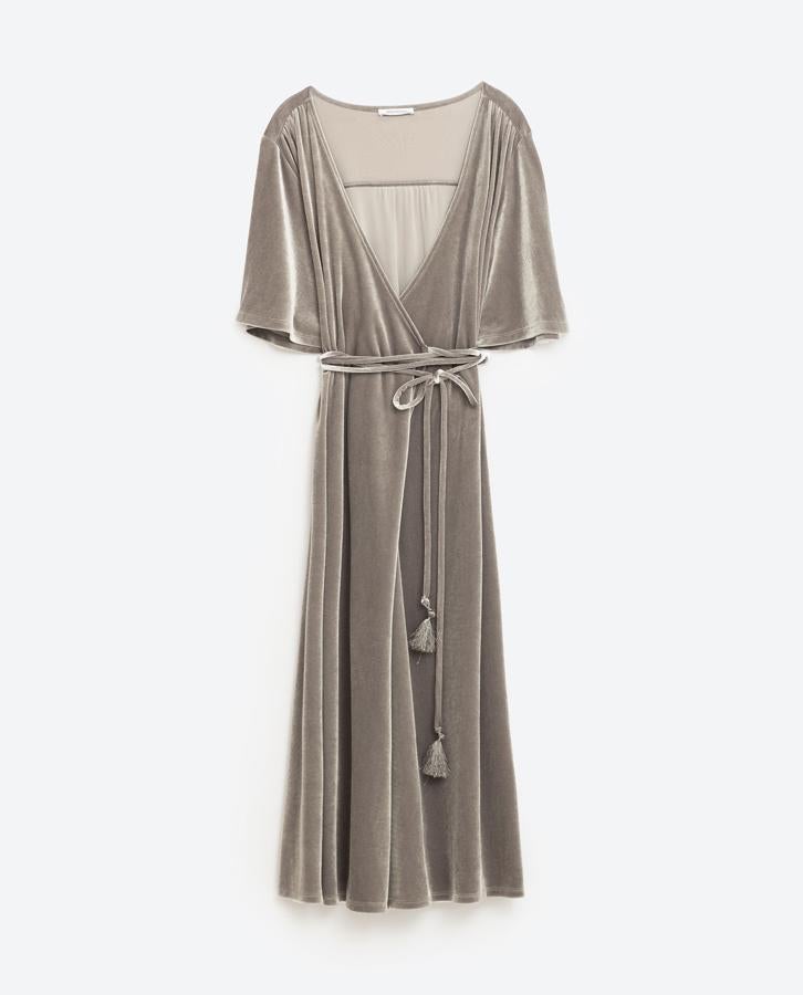 ¿Buscas un vestido diferente? Este modelo de terciopelo en color gris es perfecto para sorprender (Precio: 29.99 euros)